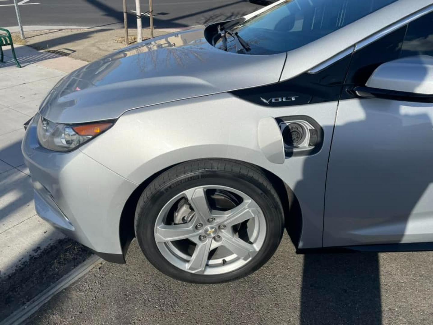 2018 SILVER /BLACK Chevrolet Volt LT (1G1RC6S5XJU) with an 1.5L L4 DOHC 16V engine, CVT transmission, located at 744 E Miner Ave, Stockton, CA, 95202, (209) 944-5770, 37.956863, -121.282082 - PLUS TAXES AND FEES - Photo#3